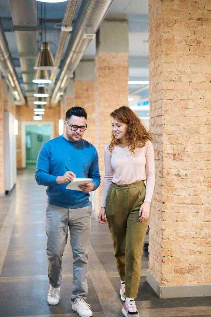 Collega's brainstormen Collega's die aan het brainstormen zijn